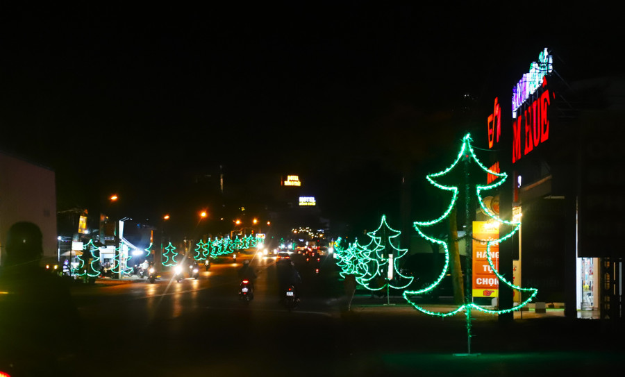 Không khí Giáng sinh đang tràn ngập các ngã đường, khu phố nơi xứ đạo, xóm đạo trên địa bàn TP Bảo Lộc Không khí Giáng sinh đang tràn ngập các ngã đường, khu phố nơi xứ đạo, xóm đạo trên địa bàn TP Bảo Lộc