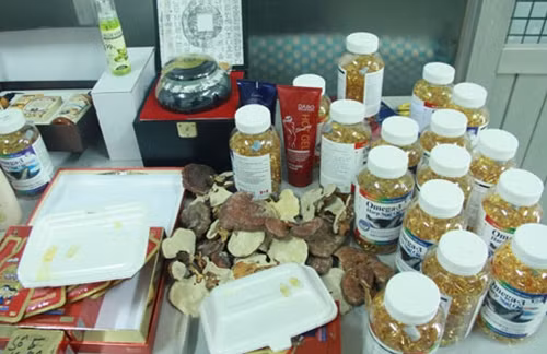 Xử lý kịp thời các hành vi buôn lậu, gian lận thương mại và hàng giả, nhất là các mặt hàng ảnh hưởng đến sức khỏe người tiêu dùng. Ảnh minh họa