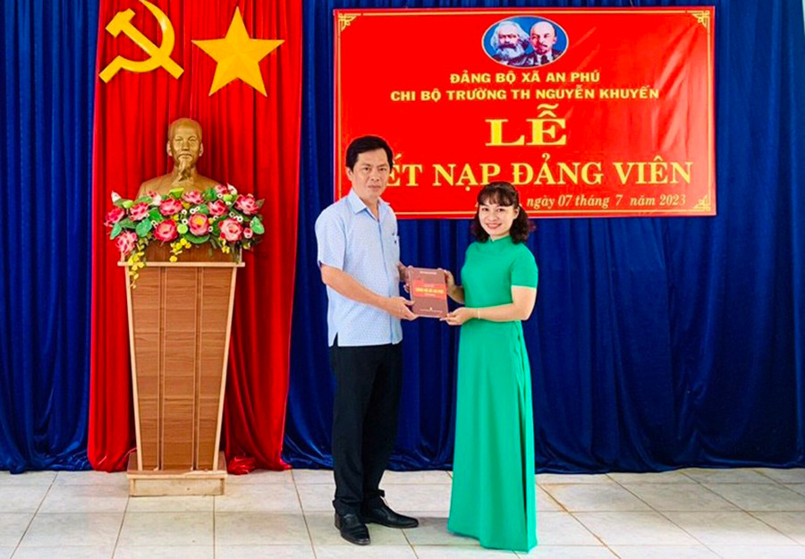 Từ năm 2020 đến nay, Đảng bộ xã An Phú đã kết nạp được 20 đảng viên mới. Ảnh: M.T