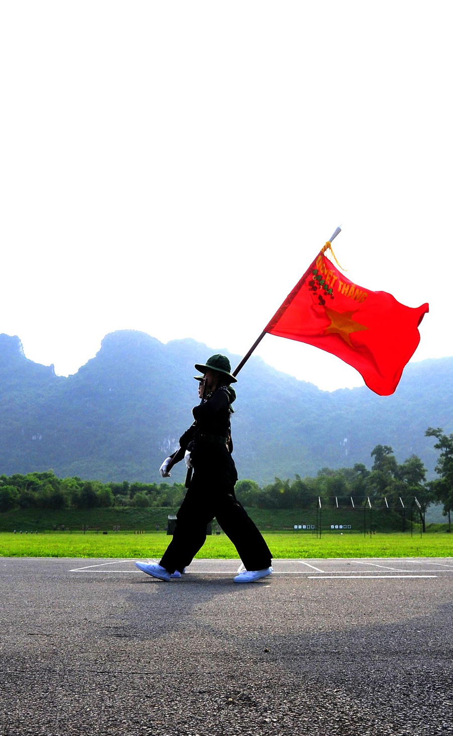 Khối trưởng và tổ quân kỳ luyện tập. Ảnh: HỮU TÂN