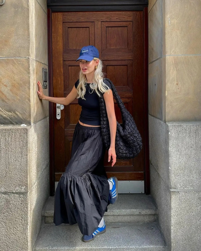 Một món đồ khác phù hợp cho những ngày bình thường là một chiếc váy dài. Ảnh @linda.sza Một món đồ khác phù hợp cho những ngày bình thường là một chiếc váy dài. Ảnh @linda.sza