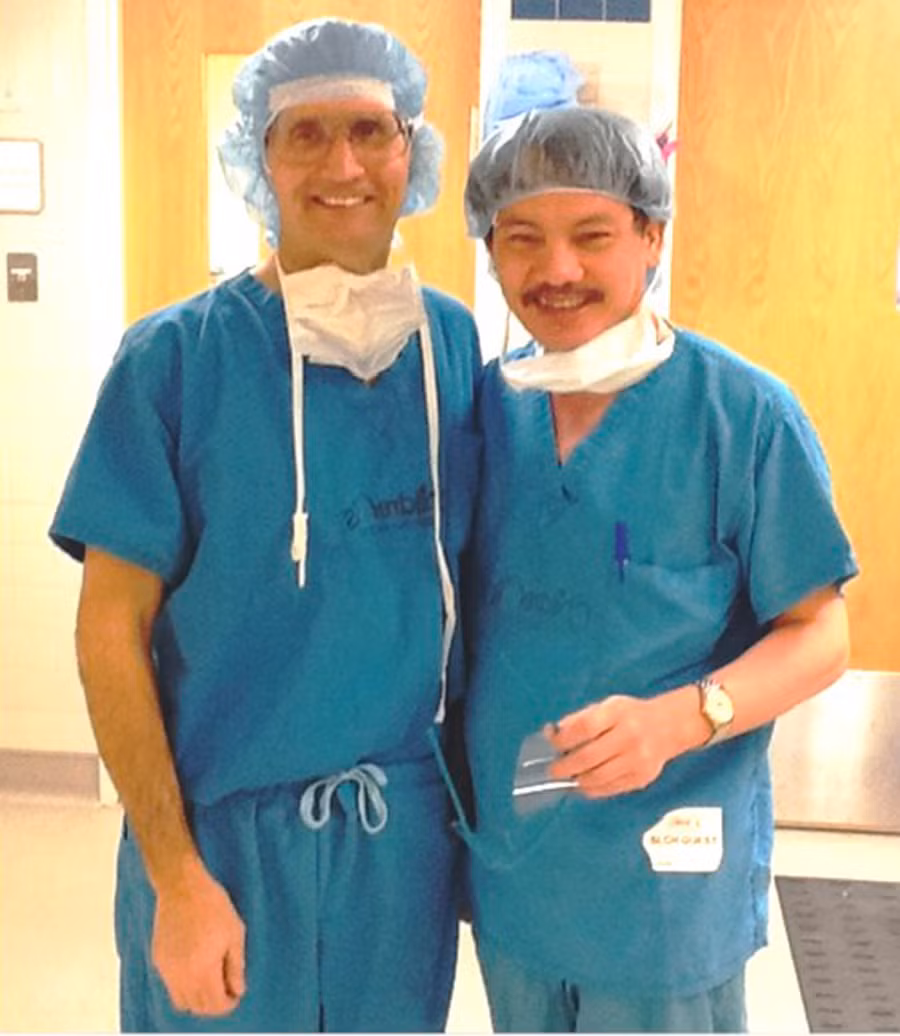 Tiến sĩ-bác sĩ Phạm Tỵ (bìa phải) và Giáo sư Lenke-phẫu thuật viên hàng đầu về gù vẹo cột sống thuộc Học viện Y khoa Washington, Missouri, Hoa Kỳ (ảnh nhân vật cung cấp).