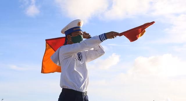 Chiến sĩ thực hiện nhiệm vụ ở Trường Sa luôn vượt qua khó khăn để bảo vệ chủ quyền Tổ quốc. Ảnh Thanh Niên Chiến sĩ thực hiện nhiệm vụ ở Trường Sa luôn vượt qua khó khăn để bảo vệ chủ quyền Tổ quốc. Ảnh Thanh Niên