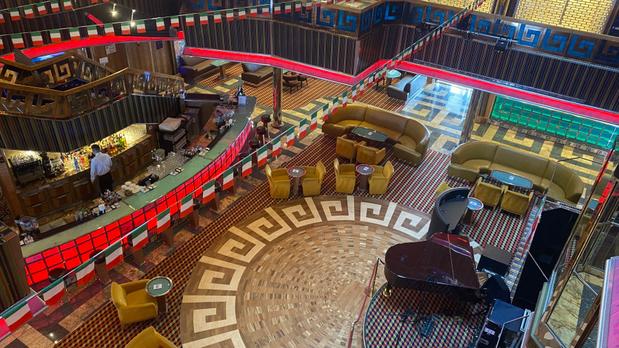 Không gian quầy bar nhìn từ trên cao. Ảnh: HOÀNG TRUNG Không gian quầy bar nhìn từ trên cao. Ảnh: HOÀNG TRUNG