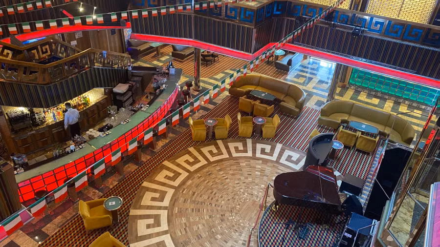 Không gian quầy bar nhìn từ trên cao. Ảnh: HOÀNG TRUNG