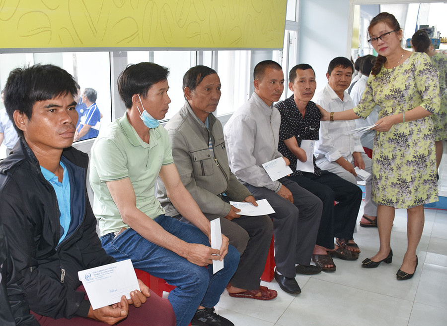 Đại diện Công ty TNHH một thành viên Thùy Dung Gia Lai tặng quà cho lao động bị tai nạn lao động. Ảnh: Đinh Yến Đại diện Công ty TNHH một thành viên Thùy Dung Gia Lai tặng quà cho lao động bị tai nạn lao động. Ảnh: Đinh Yến