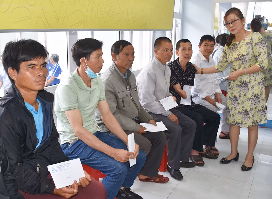 Đại diện Công ty TNHH một thành viên Thùy Dung Gia Lai tặng quà cho lao động bị tai nạn lao động. Ảnh: Đinh Yến