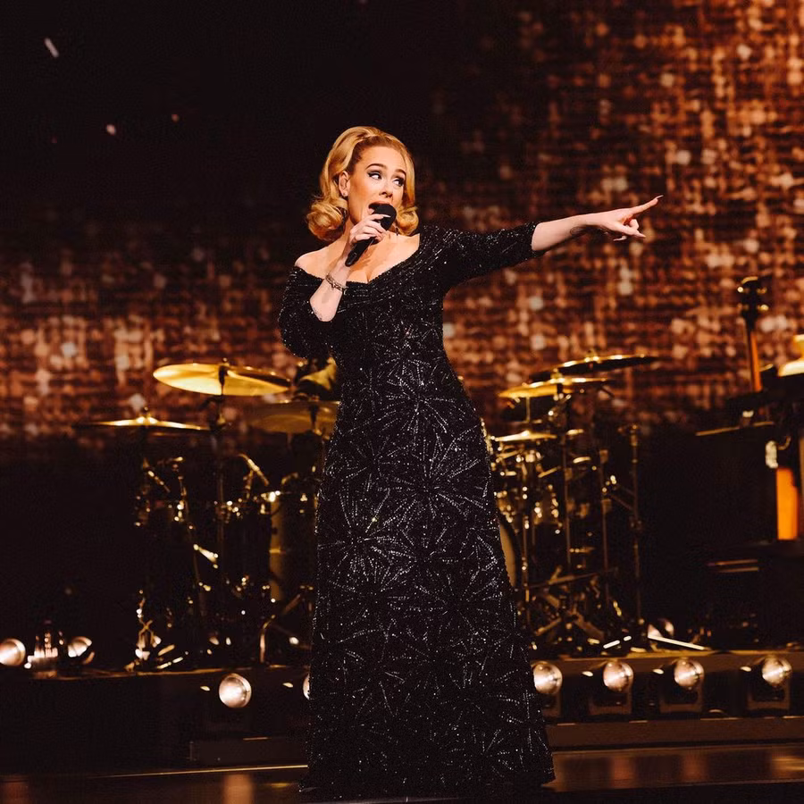 Bộ đầm đen lấp lánh được họa mi nước Anh lựa chọn trong buổi biểu diễn âm nhạc. Ảnh: Instagram nhân vật.