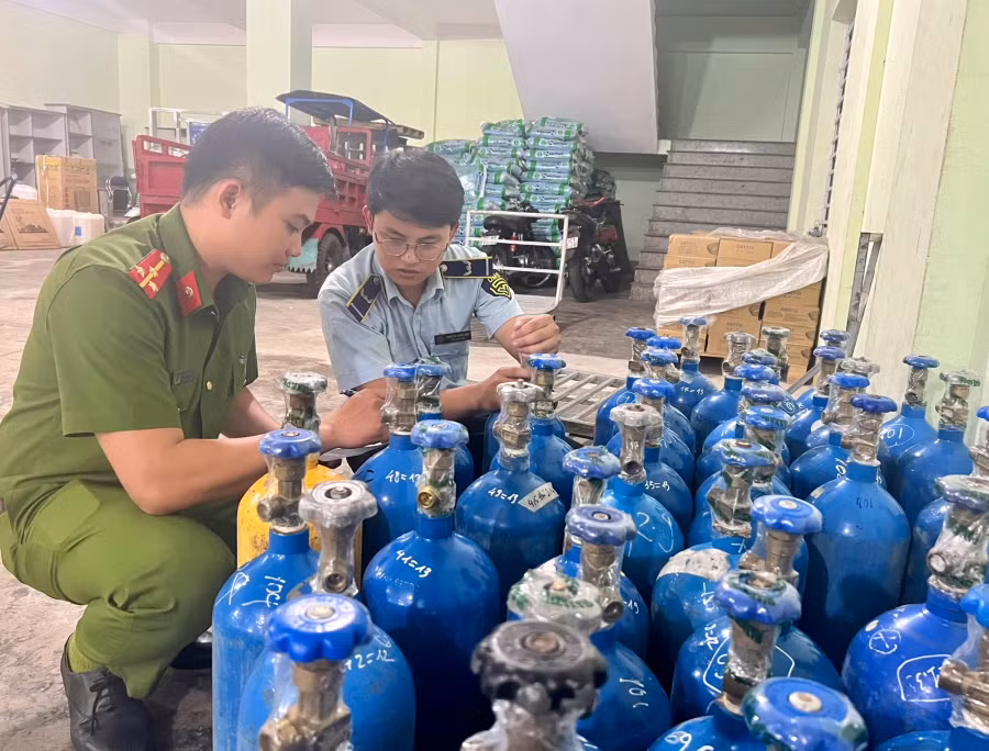 Lực lượng chức năng tỉnh Phú Yên đang kiểm tra các bình khí cười. Ảnh: MINH HUY