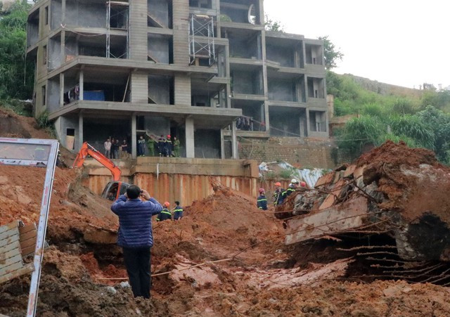 Vụ sạt trượt tại hẻm 36 Hoàng Hoa Thám (P.10) làm 2 người tử vong. Ảnh: LÂM VIÊN