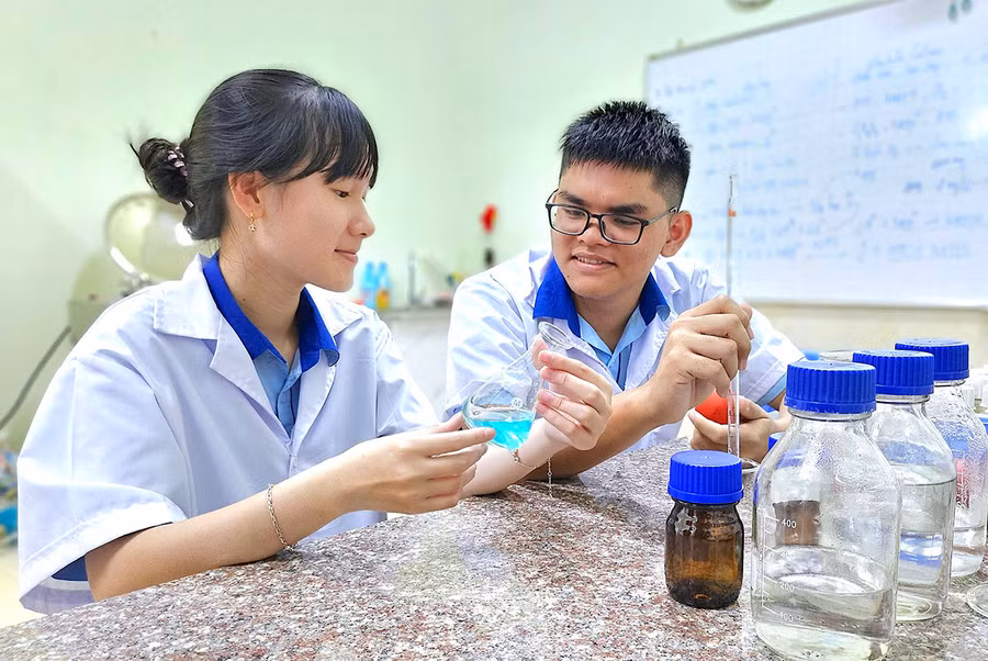 Đôi bạn Đỗ Thị Quỳnh Hương và Nguyễn Việt Hoàng (lớp 11A1) cùng thực hiện các thí nghiệm nghiên cứu khoa học. Ảnh: Mộc Trà