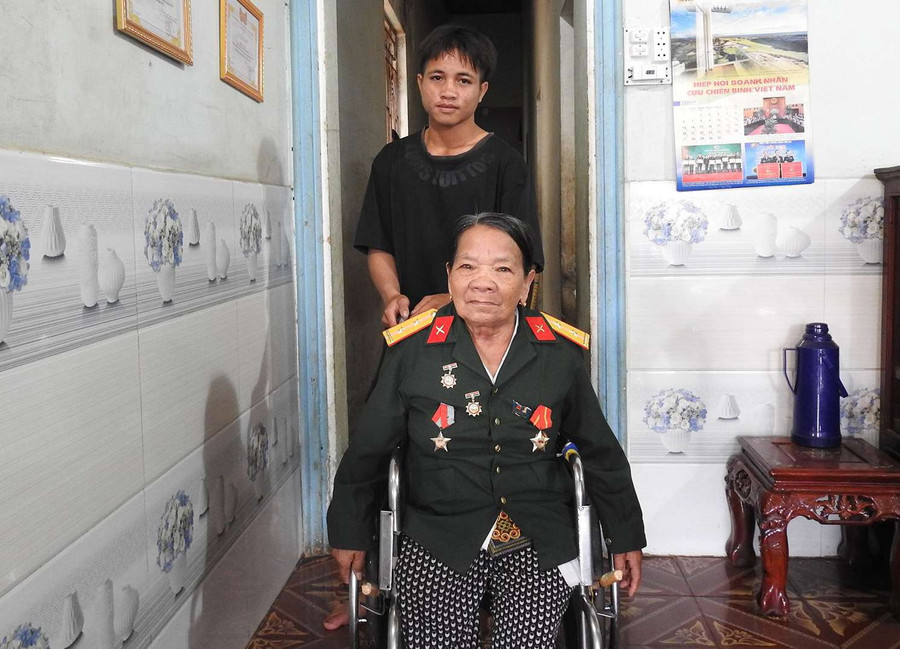 Nữ Anh hùng LLVT Y Buông đón khách tới thăm. Ảnh: KĐ