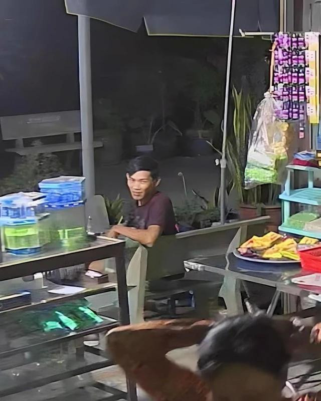 Sau khi sát hại cô gái, cướp SH, Tâm ghé tiệm tạp hóa được camera ghi lại. ẢNH CHỤP MÀN HÌNH