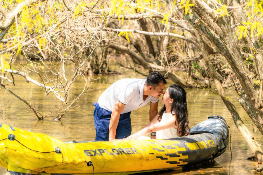 Thời điểm cánh rừng thay lá, nhiều cặp đôi tìm đến Rú Chá để lưu lại khoảnh khắc đẹp. ẢNH: BẢO MINH Thời điểm cánh rừng thay lá, nhiều cặp đôi tìm đến Rú Chá để lưu lại khoảnh khắc đẹp. ẢNH: BẢO MINH