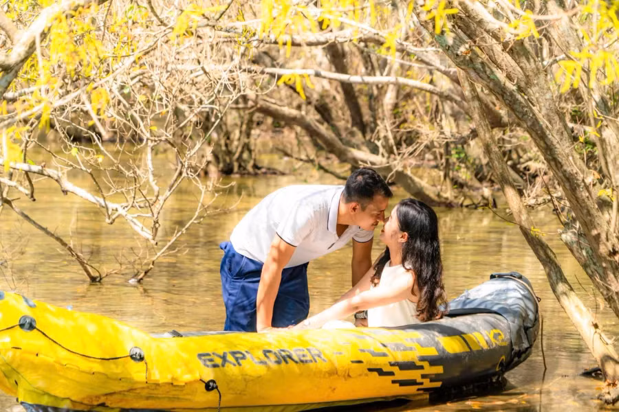 Thời điểm cánh rừng thay lá, nhiều cặp đôi tìm đến Rú Chá để lưu lại khoảnh khắc đẹp. ẢNH: BẢO MINH