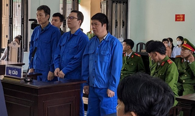 Các bị cáo trước phiên toà.