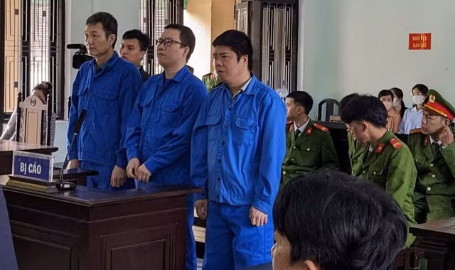 Các bị cáo trước phiên toà.