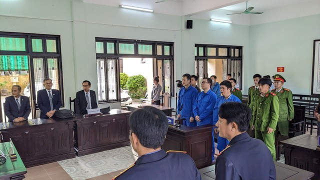 Ba bị cáo lừa đảo, chiếm đoạt hàng chục tỉ đồng từ người mua đất.