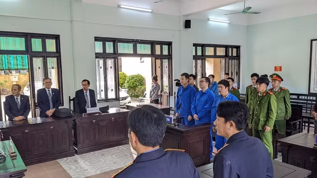 Ba bị cáo lừa đảo, chiếm đoạt hàng chục tỉ đồng từ người mua đất.