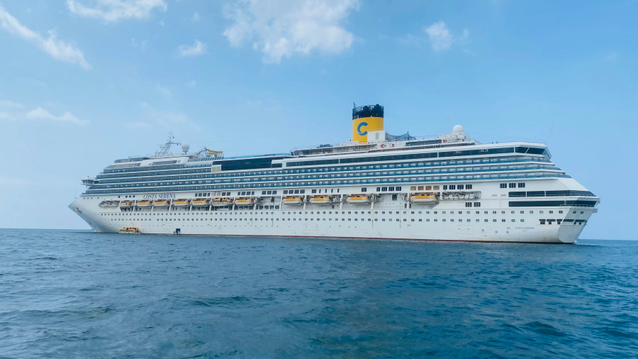 Tàu Costa Serena neo đậu tại khu vực biển Dương Đông, cách bờ chừng 3 km. Ảnh: HOÀNG TRUNG Tàu Costa Serena neo đậu tại khu vực biển Dương Đông, cách bờ chừng 3 km. Ảnh: HOÀNG TRUNG