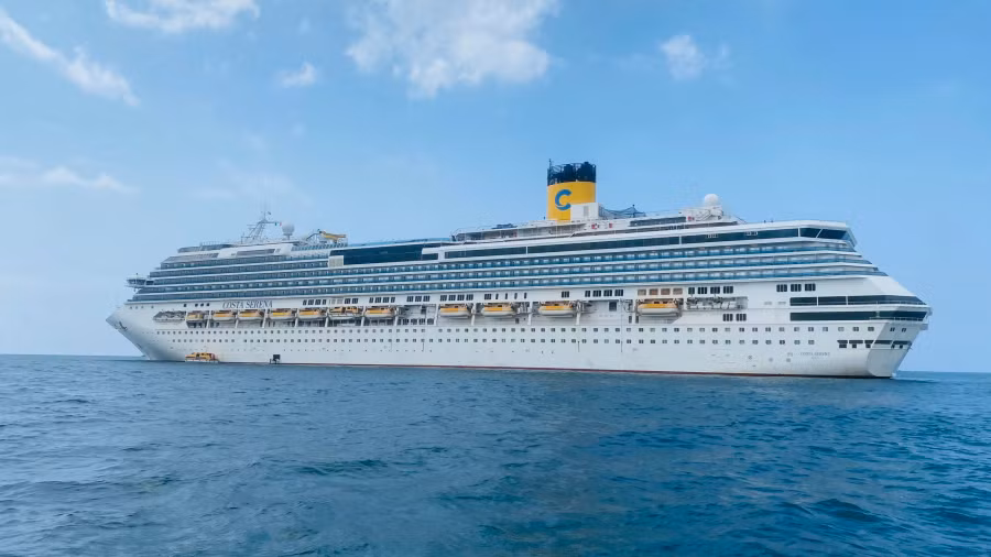 Tàu Costa Serena neo đậu tại khu vực biển Dương Đông, cách bờ chừng 3 km. Ảnh: HOÀNG TRUNG