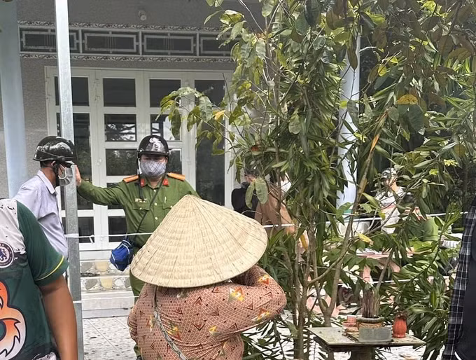 Lực lượng công an có mặt tại hiện trường. ẢNH: CTV Lực lượng công an có mặt tại hiện trường. ẢNH: CTV