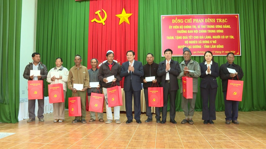 Đồng chí Phan Đình Trạc trao quà cho các gia đình có hoàn cảnh khó khăn và các già làng, người có uy tín vùng đồng bào dân tộc thiểu số tại huyện Lạc Dương