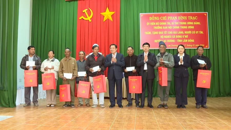 Đồng chí Phan Đình Trạc trao quà cho các gia đình có hoàn cảnh khó khăn và các già làng, người có uy tín vùng đồng bào dân tộc thiểu số tại huyện Lạc Dương