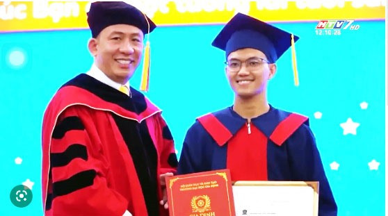 ThS.LS Trịnh Hữu Chung - Phó Hiệu trưởng Trường Đại học Gia Định - và sinh viên trong lễ tốt nghiệp hôm 23.4. Ảnh chụp màn hình ThS.LS Trịnh Hữu Chung - Phó Hiệu trưởng Trường Đại học Gia Định - và sinh viên trong lễ tốt nghiệp hôm 23.4. Ảnh chụp màn hình