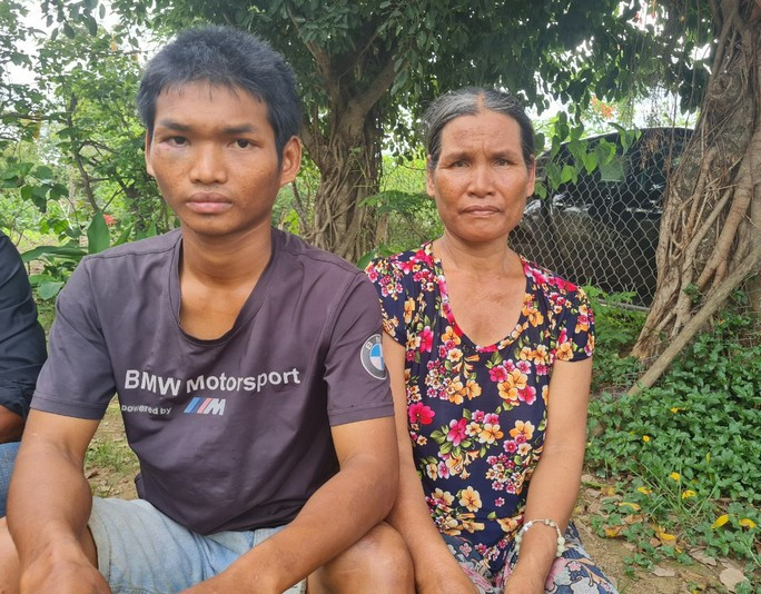 Bà H'Nhài Bkông bên con trai Bà H'Nhài Bkông bên con trai