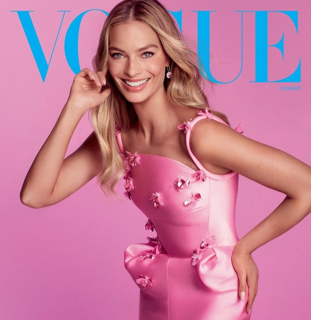 Những người hâm mộ Barbie biết rằng có rất nhiều Barbies - với đủ hình dạng, kích cỡ, mọi màu da và màu tóc. Tuy nhiên, xu hướng hiện đang chiếm lĩnh mạng xã hội là sự tôn vinh búp bê Barbie đầu tiên với mái tóc vàng óng cùng trang phục tone hồng rực rỡ, sẽ được đưa vào cuộc sống trong bộ phim truyện mới của Greta Gerwig, do Margot Robbie thủ vai chính Những người hâm mộ Barbie biết rằng có rất nhiều Barbies - với đủ hình dạng, kích cỡ, mọi màu da và màu tóc. Tuy nhiên, xu hướng hiện đang chiếm lĩnh mạng xã hội là sự tôn vinh búp bê Barbie đầu tiên với mái tóc vàng óng cùng trang phục tone hồng rực rỡ, sẽ được đưa vào cuộc sống trong bộ phim truyện mới của Greta Gerwig, do Margot Robbie thủ vai chính