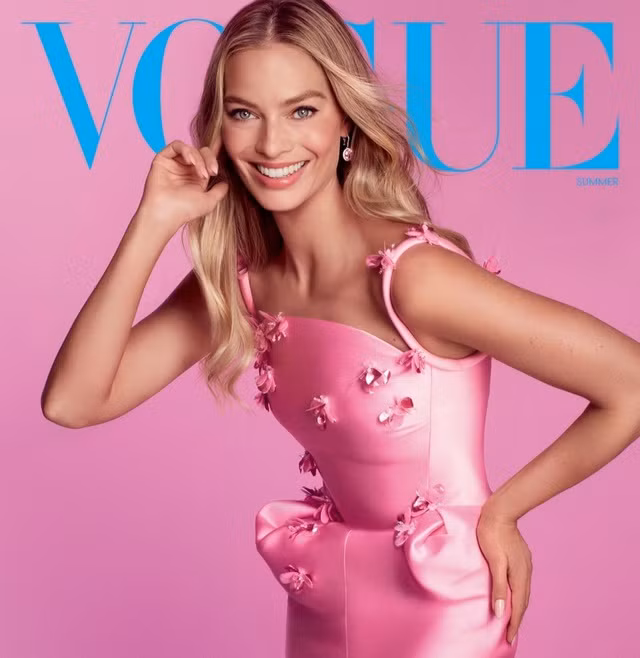 Những người hâm mộ Barbie biết rằng có rất nhiều Barbies - với đủ hình dạng, kích cỡ, mọi màu da và màu tóc. Tuy nhiên, xu hướng hiện đang chiếm lĩnh mạng xã hội là sự tôn vinh búp bê Barbie đầu tiên với mái tóc vàng óng cùng trang phục tone hồng rực rỡ, sẽ được đưa vào cuộc sống trong bộ phim truyện mới của Greta Gerwig, do Margot Robbie thủ vai chính