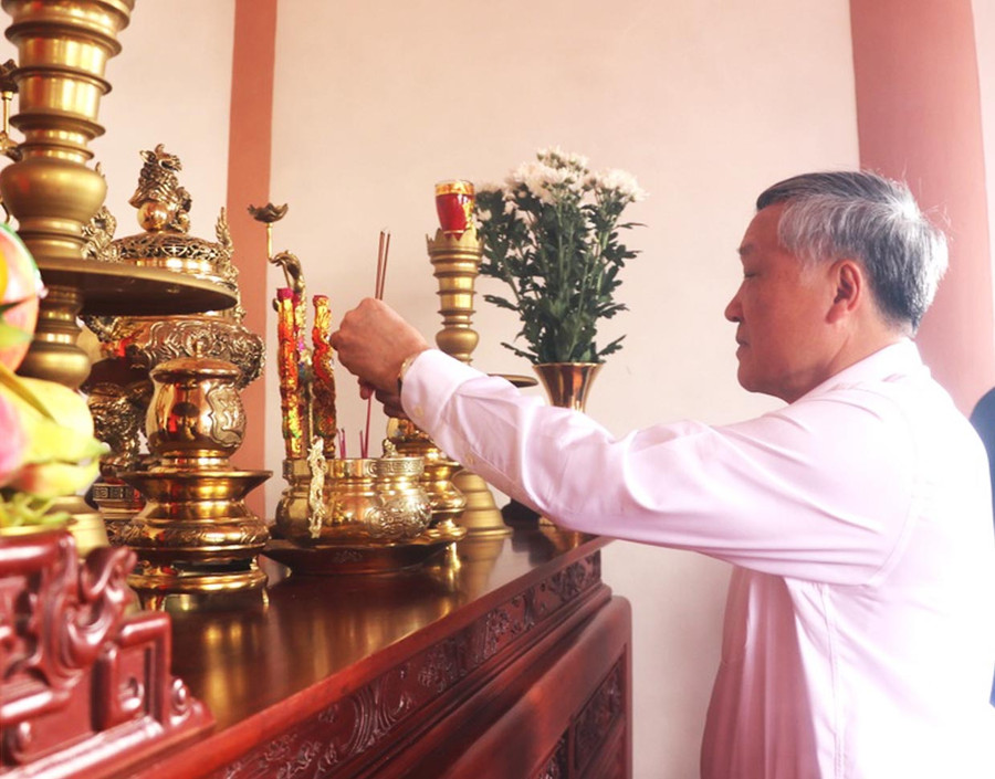 Ủy viên Bộ Chính trị, Bí thư Trung ương Đảng, Chánh án Tòa án nhân dân Tối cao Nguyễn Hòa Bình dâng hương tại Nhà tưởng niệm Liệt sĩ Tú Thủy (xã Tú An, thị xã An Khê). Ảnh: Ngọc Minh Ủy viên Bộ Chính trị, Bí thư Trung ương Đảng, Chánh án Tòa án nhân dân Tối cao Nguyễn Hòa Bình dâng hương tại Nhà tưởng niệm Liệt sĩ Tú Thủy (xã Tú An, thị xã An Khê). Ảnh: Ngọc Minh