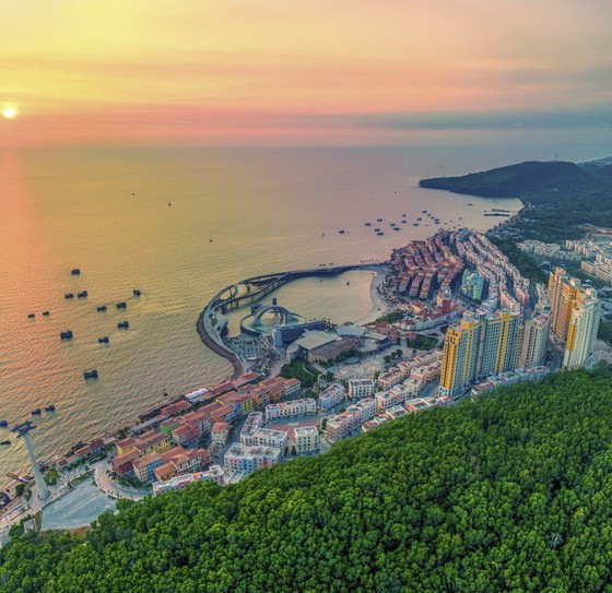 Sunset town trong ánh hoàng hôn nhìn từ trên cao. Ảnh: NGUYỄN MINH TÚ