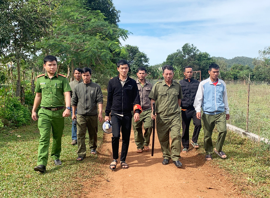 Công an huyện Đak Đoa phối hợp với các tổ tự quản an ninh trật tự thôn, làng của xã Hà Bầu tổ chức tuần tra, kiểm soát địa bàn. Ảnh: R.H