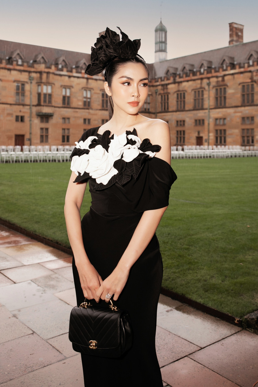 Sau thời gian vắng bóng Tăng Thanh Hà trở lại với hình ảnh thanh lịch, quyến rũ. Cô diện đầm đen lệch vai tối giản với chi tiết hoa 3D tương phản, phối cùng túi Chanel thiết kế cổ điển. Ảnh: Kiếng Cận Sau thời gian vắng bóng Tăng Thanh Hà trở lại với hình ảnh thanh lịch, quyến rũ. Cô diện đầm đen lệch vai tối giản với chi tiết hoa 3D tương phản, phối cùng túi Chanel thiết kế cổ điển. Ảnh: Kiếng Cận
