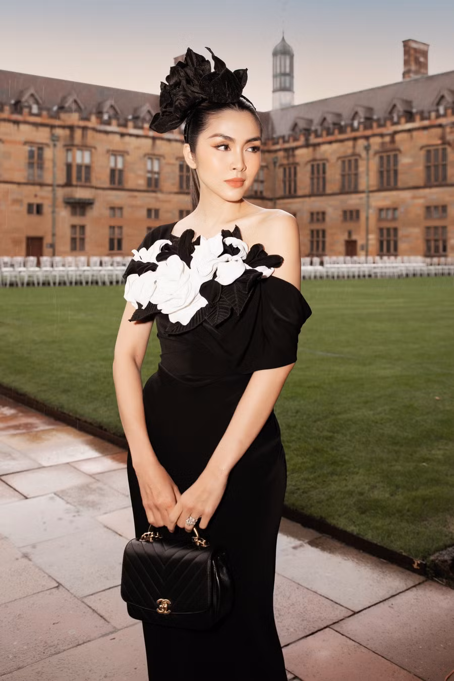 Sau thời gian vắng bóng Tăng Thanh Hà trở lại với hình ảnh thanh lịch, quyến rũ. Cô diện đầm đen lệch vai tối giản với chi tiết hoa 3D tương phản, phối cùng túi Chanel thiết kế cổ điển. Ảnh: Kiếng Cận
