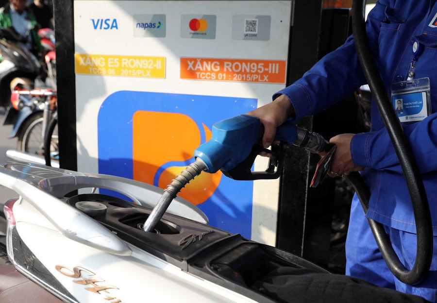 Mua bán xăng, dầu tại một điểm kinh doanh của Petrolimex. (Ảnh: Trần Việt/TTXVN) Mua bán xăng, dầu tại một điểm kinh doanh của Petrolimex. (Ảnh: Trần Việt/TTXVN)
