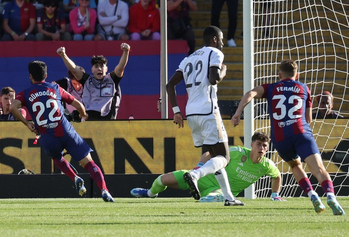 Bellingham nhấn chìm Barcelona, Real Madrid ngược dòng thắng ở Siêu kinh điển - Ảnh 1. Gundogan mở tỉ số cho chủ nhà