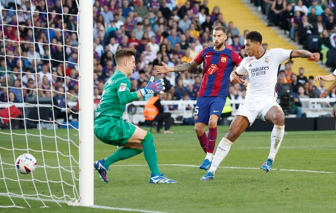 Bellingham nhấn chìm Barcelona, Real Madrid ngược dòng thắng ở Siêu kinh điển - Ảnh 2. Bellingham trong pha ấn định tỉ số 2-1 ở phút bù giờ