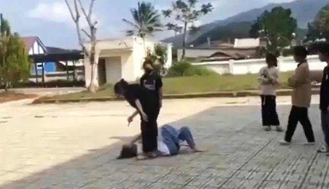 Clip ghi lại cảnh nữ sinh mặc áo đen liên tục hành hung nữ sinh áo trắng nằm trên sân gạch. CẮT TỪ CLIP Clip ghi lại cảnh nữ sinh mặc áo đen liên tục hành hung nữ sinh áo trắng nằm trên sân gạch. CẮT TỪ CLIP