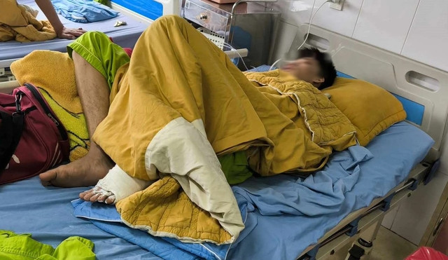 Một nạn nhân bị thương đang được điều trị tại bệnh viện. Ảnh: Facebook Một nạn nhân bị thương đang được điều trị tại bệnh viện. Ảnh: Facebook