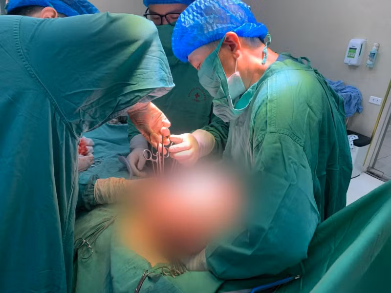 Các bác sĩ phẫu thuật lấy ra khối u buồng trứng khổng lồ tới 7kg cho bệnh nhân.