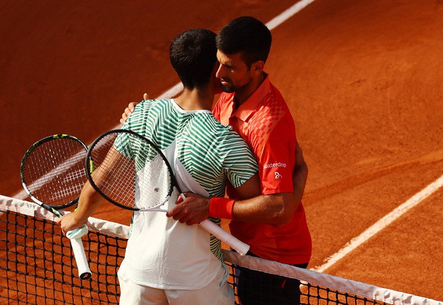 Alcaraz vẫn chưa thể chứng tỏ sức mạnh trước tay vợt lão làng Djokovic. Ảnh: REUTERS Alcaraz vẫn chưa thể chứng tỏ sức mạnh trước tay vợt lão làng Djokovic. Ảnh: REUTERS