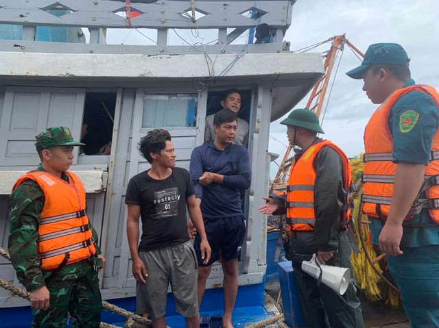 Tổ công tác Đồn Biên phòng Cô Tô triển khai tuần tra kiểm đếm, vận động tàu thuyền vào nơi neo đậu, tránh trú bão Tổ công tác Đồn Biên phòng Cô Tô triển khai tuần tra kiểm đếm, vận động tàu thuyền vào nơi neo đậu, tránh trú bão