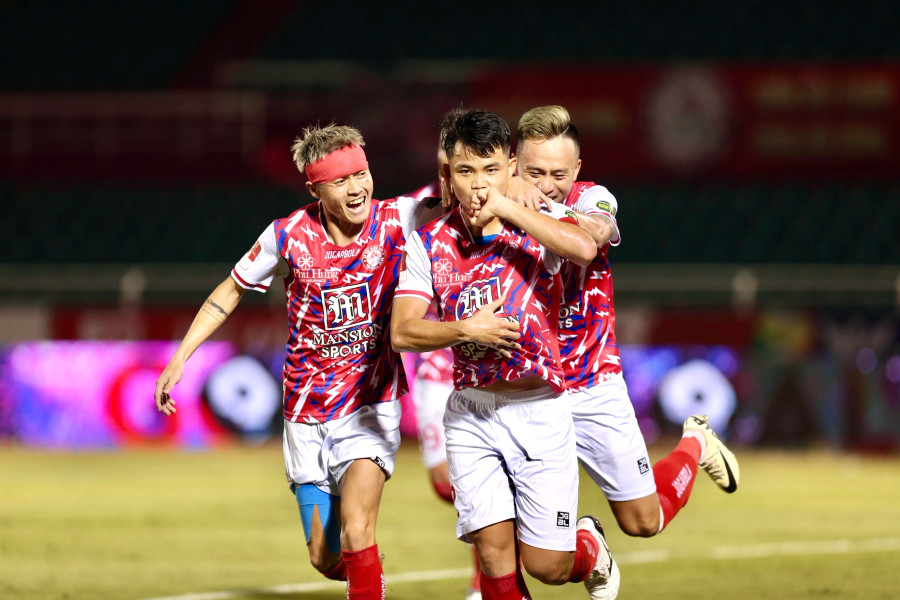 Trước khi rời đi, Ngọc Long (bìa trái) được xem là nhân tố quan trọng của "Chiến hạm đỏ". Ảnh: KHẢ HÒA Trước khi rời đi, Ngọc Long (bìa trái) được xem là nhân tố quan trọng của "Chiến hạm đỏ". Ảnh: KHẢ HÒA