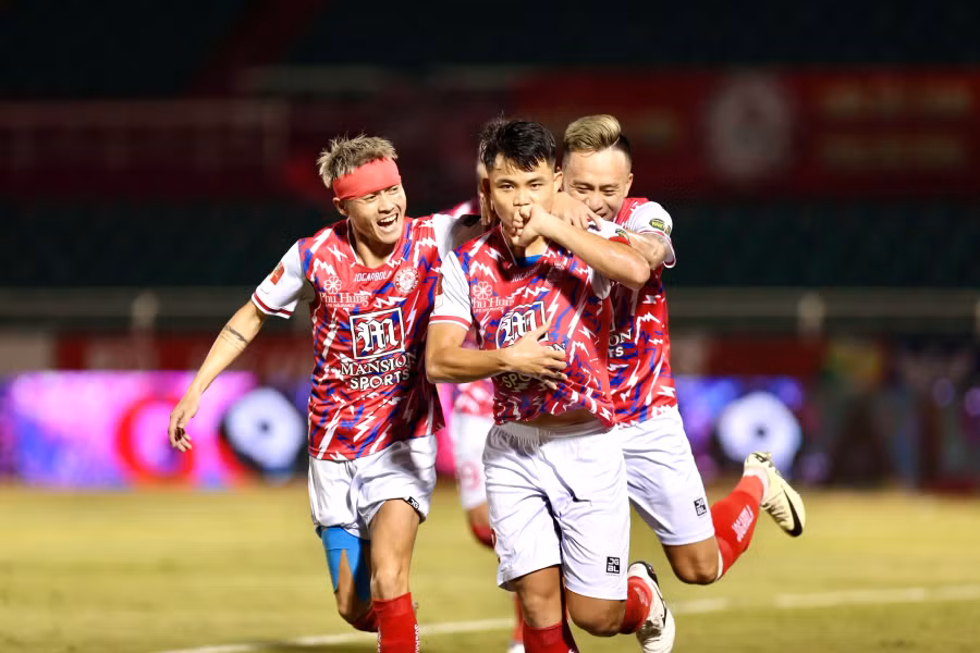 Trước khi rời đi, Ngọc Long (bìa trái) được xem là nhân tố quan trọng của "Chiến hạm đỏ". Ảnh: KHẢ HÒA