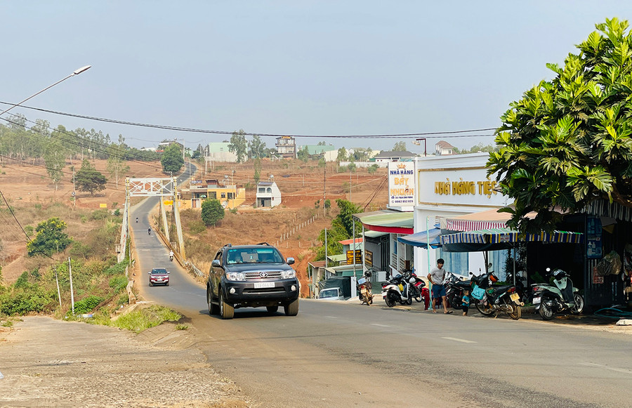 Địa hình đồi núi đã tạo ra những con dốc dài thú vị ở Phố núi. Ảnh: L.P Địa hình đồi núi đã tạo ra những con dốc dài thú vị ở Phố núi. Ảnh: L.P