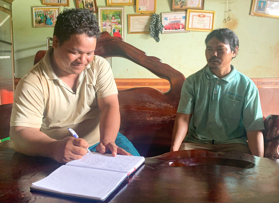 Ông Kpuih Ten (bìa trái) được xem là “quan tòa” của làng Sur A (xã Ia Ko, huyện Chư Sê) nhờ hòa giải thành công nhiều vụ mâu thuẫn trong dân. Ảnh: R.H Ông Kpuih Ten (bìa trái) được xem là “quan tòa” của làng Sur A (xã Ia Ko, huyện Chư Sê) nhờ hòa giải thành công nhiều vụ mâu thuẫn trong dân. Ảnh: R.H