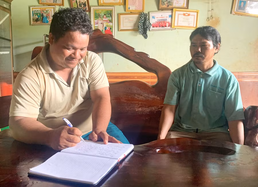 Ông Kpuih Ten (bìa trái) được xem là “quan tòa” của làng Sur A (xã Ia Ko, huyện Chư Sê) nhờ hòa giải thành công nhiều vụ mâu thuẫn trong dân. Ảnh: R.H